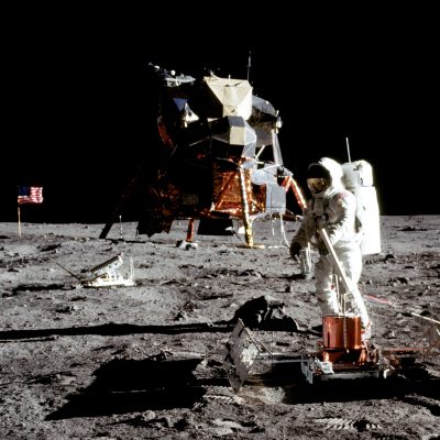 Imagem-001-Apollo-11-deploying-instruments